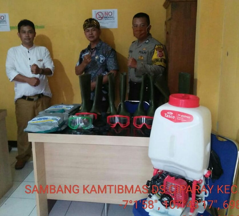 PERSIAPAN PENYEMPROTAN DISINFEKTAN DI WILAYAH DESA CIPARAY