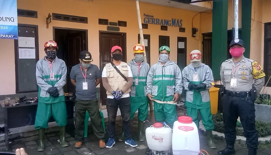 PELAKSANAAN PENYEMPROTAN DISINFEKTAN DI TEMPAT IBADAH SE WILAYAH DESA CIPARAY 
